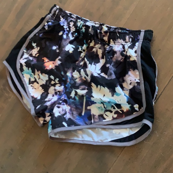 Nike floral shorts - Picture 13 of 17